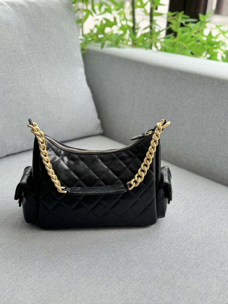 size：31×21
CHANEL 25C Underarm Bag Stray Bag Chain Bag Handheld Shoulder Bag
The actual item is surprisingly lightweight and beautiful, with four pockets added to fill the entire bag with energy The chain is thick, but the entire bag doesn't have ...