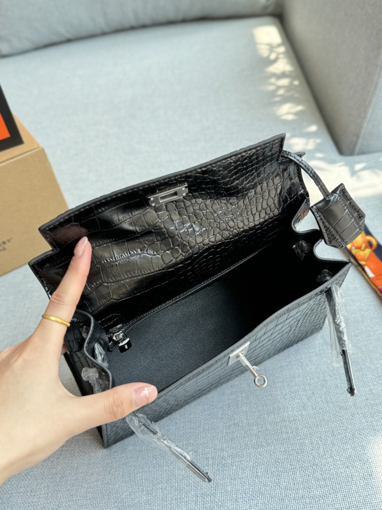 Large 305 Complete Gift Box ? Scarves ? pony
Medium size 285 complete gift box ? Scarves ? pony
Mini 225 Complete Gift Box ? Scarves ? pony
size：28×21/25×18/19×13
Hermes Kelly Second Generation Crocodile Leather Kelly Bag Handbag Sil...