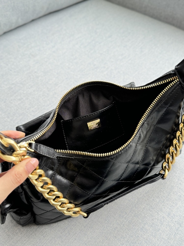 size：31×21
CHANEL 25C Underarm Bag Stray Bag Chain Bag Handheld Shoulder Bag
The actual item is surprisingly lightweight and beautiful, with four pockets added to fill the entire bag with energy The chain is thick, but the entire bag doesn't have ...