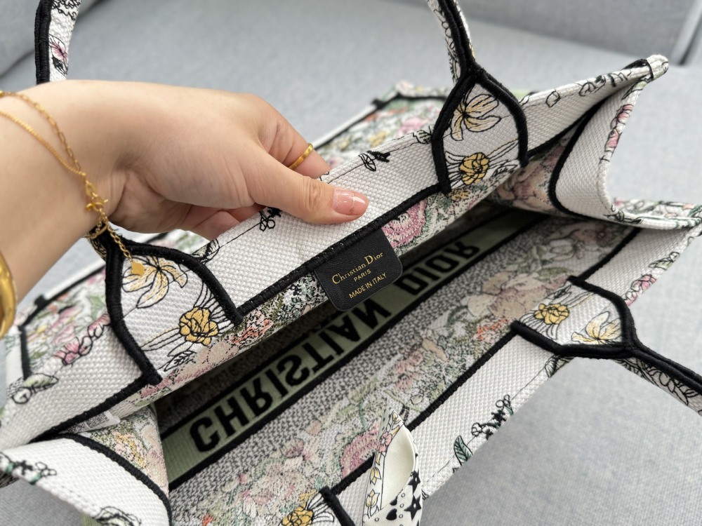 Large size 265 folding box ? Scarves
Medium size 255 folding box ? Scarves
Small size 230 folding box ? Scarves
size：41×34/36×27/26×20
DIOR Dior BookTote Flower Constellation Embroidered Tote Bag Tote Bag Shopping Bag Single Shoulder Handb...