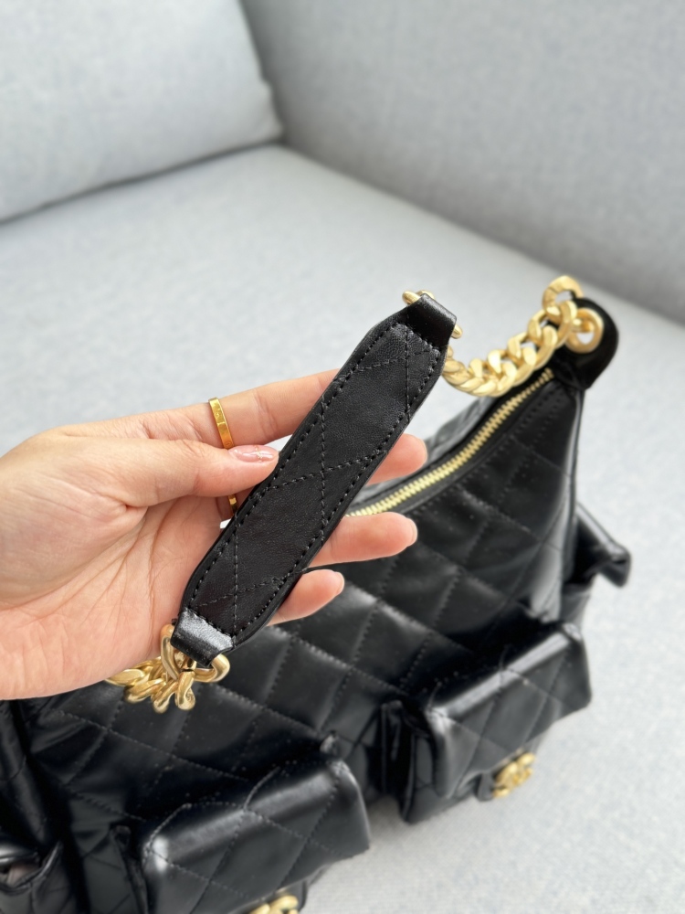 size：31×21
CHANEL 25C Underarm Bag Stray Bag Chain Bag Handheld Shoulder Bag
The actual item is surprisingly lightweight and beautiful, with four pockets added to fill the entire bag with energy The chain is thick, but the entire bag doesn't have ...
