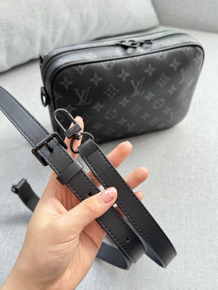 250 full set gift box for presbyopia
Embossed 270 Complete Gift Box
size：24×17
LV Steamer messenger bag shoulder crossbody bag
Lv's Most Valuable Men's Bag with High Beauty Recommendation
Essential versatile commuting bag crossbody bag
It never go...