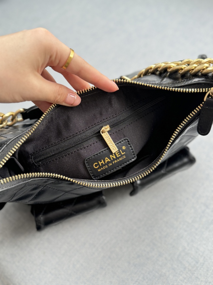 size：31×21
CHANEL 25C Underarm Bag Stray Bag Chain Bag Handheld Shoulder Bag
The actual item is surprisingly lightweight and beautiful, with four pockets added to fill the entire bag with energy The chain is thick, but the entire bag doesn't have ...