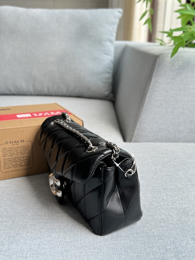 Large size 240 airplane box
Small size 230 airplane box
size：26×14/20×11
COACH Coach Tabby Chain Bag Cross Shoulder Bag
The texture of lambskin is also very elastic~
Milk white paired with gold looks really good
The touch is super soft and comfor...