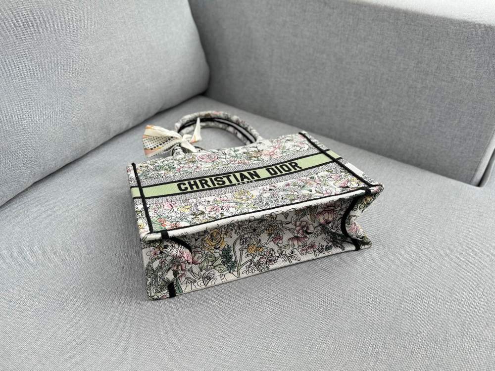 Large size 265 folding box ? Scarves
Medium size 255 folding box ? Scarves
Small size 230 folding box ? Scarves
size：41×34/36×27/26×20
DIOR Dior BookTote Flower Constellation Embroidered Tote Bag Tote Bag Shopping Bag Single Shoulder Handb...