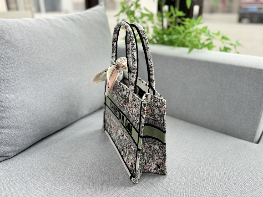 Large size 265 folding box ? Scarves
Medium size 255 folding box ? Scarves
Small size 230 folding box ? Scarves
size：41×34/36×27/26×20
DIOR Dior BookTote Flower Constellation Embroidered Tote Bag Tote Bag Shopping Bag Single Shoulder Handb...