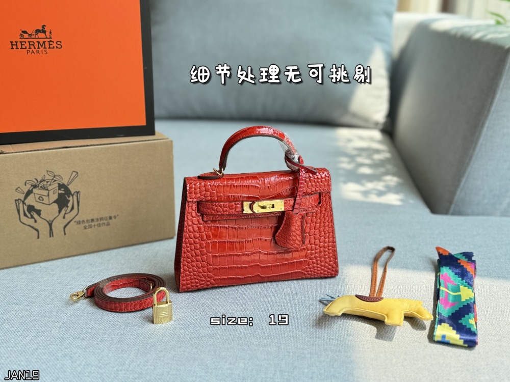Color card ??
HERMES Hermes Mini Kelly 2nd Generation Crocodile Leather Kelly Bag Handbag with Gold Buckle