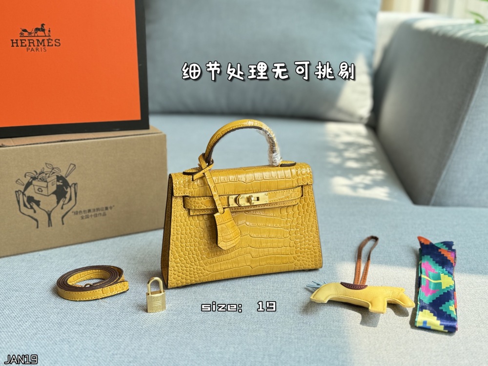 Color card ??
HERMES Hermes Mini Kelly 2nd Generation Crocodile Leather Kelly Bag Handbag with Gold Buckle