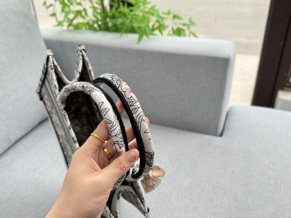 Large size 265 folding box ? Scarves
Medium size 255 folding box ? Scarves
Small size 230 folding box ? Scarves
size：41×34/36×27/26×20
DIOR Dior BookTote Flower Constellation Embroidered Tote Bag Tote Bag Shopping Bag Single Shoulder Handb...
