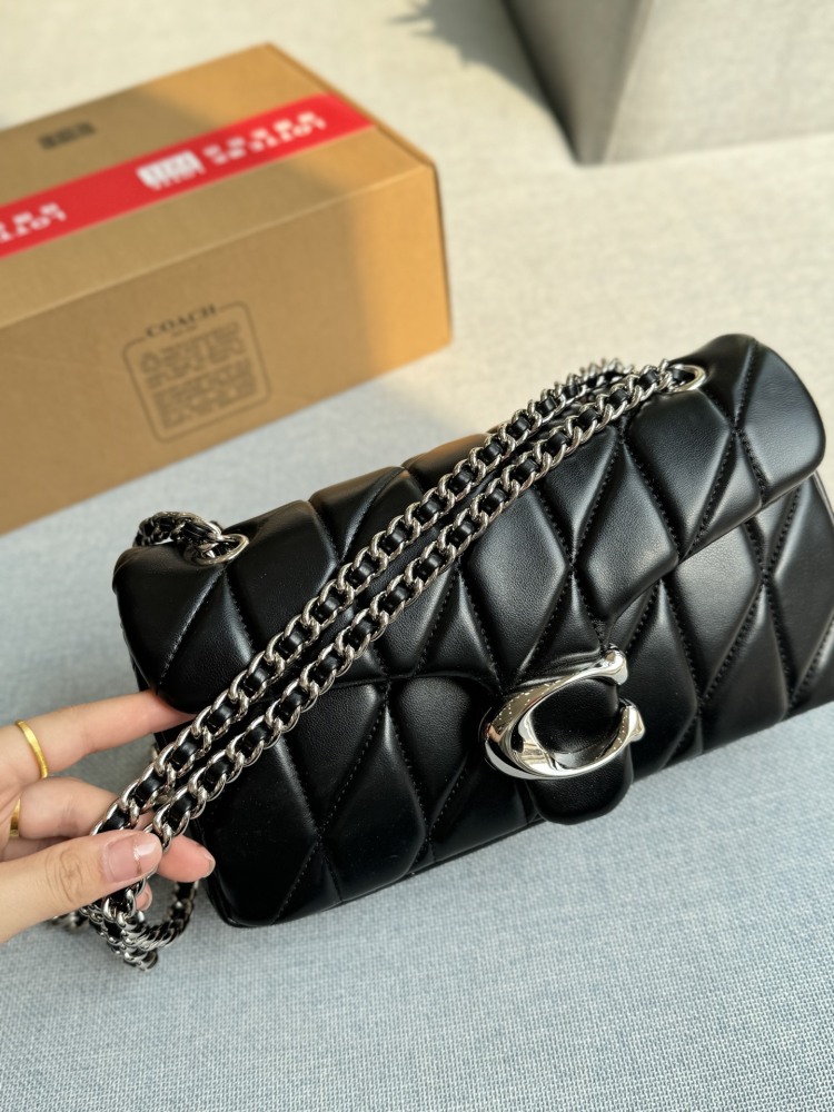 Large size 240 airplane box
Small size 230 airplane box
size：26×14/20×11
COACH Coach Tabby Chain Bag Cross Shoulder Bag
The texture of lambskin is also very elastic~
Milk white paired with gold looks really good
The touch is super soft and comfor...
