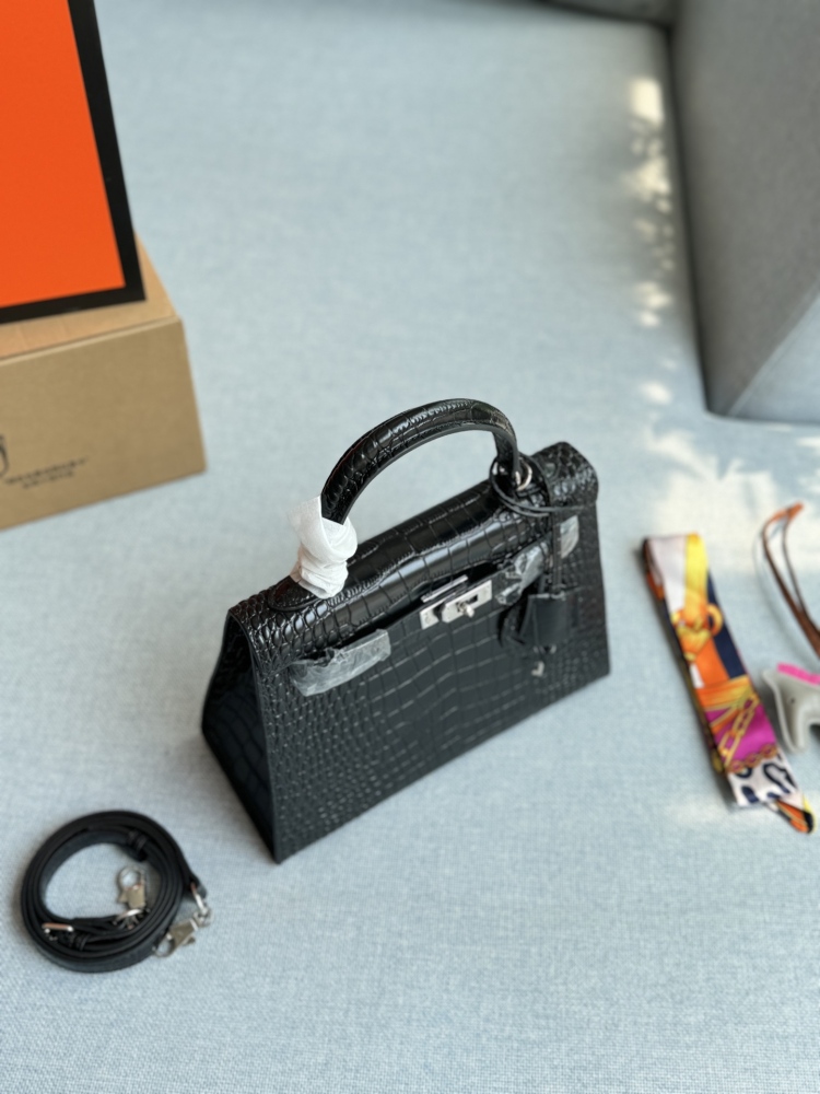 Large 305 Complete Gift Box ? Scarves ? pony
Medium size 285 complete gift box ? Scarves ? pony
Mini 225 Complete Gift Box ? Scarves ? pony
size：28×21/25×18/19×13
Hermes Kelly Second Generation Crocodile Leather Kelly Bag Handbag Sil...