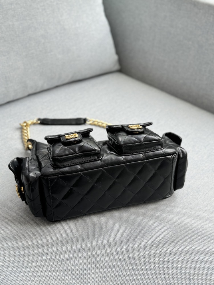 size：31×21
CHANEL 25C Underarm Bag Stray Bag Chain Bag Handheld Shoulder Bag
The actual item is surprisingly lightweight and beautiful, with four pockets added to fill the entire bag with energy The chain is thick, but the entire bag doesn't have ...