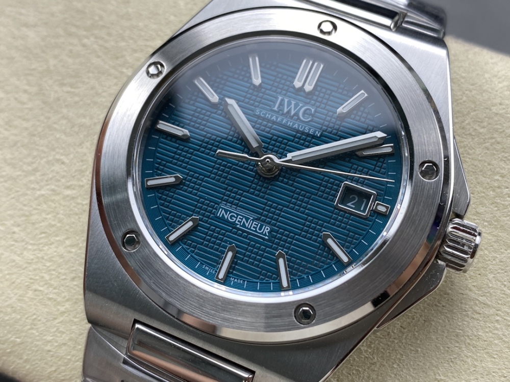 The IWC engineer automatic watch 40 quick release version has been fully upgraded