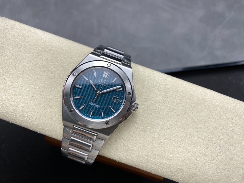 The IWC engineer automatic watch 40 quick release version has been fully upgraded