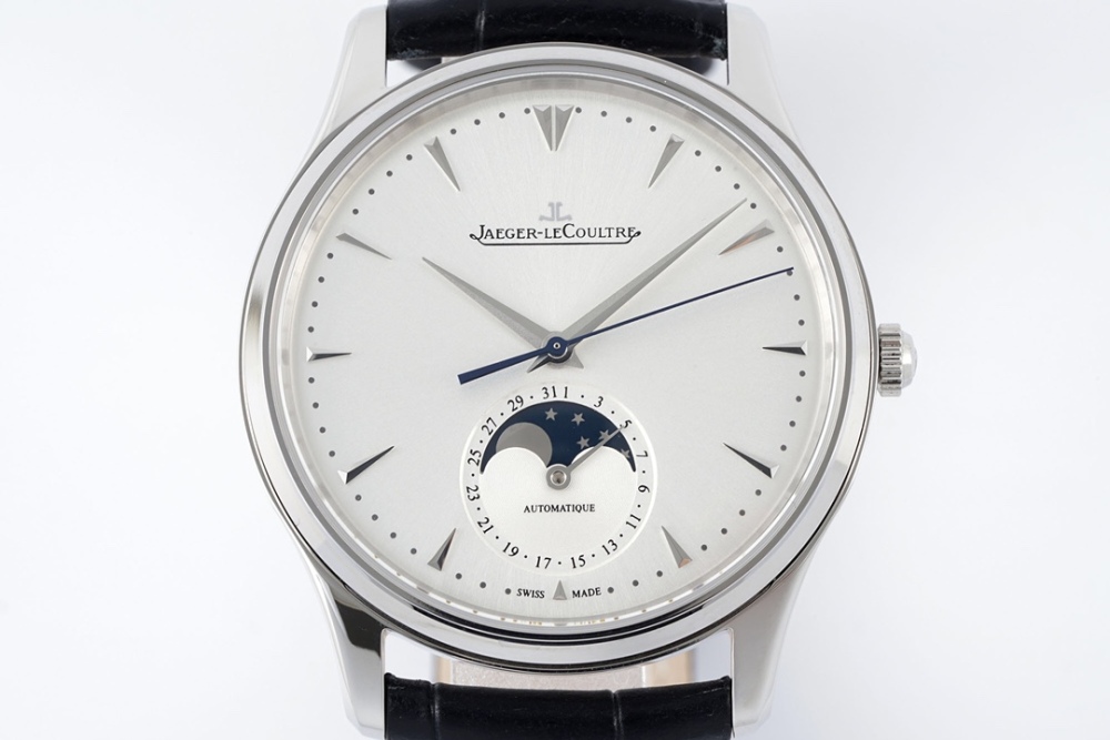 Jaeger LeCoultre Lunar Master collaborates with ultra-thin technology