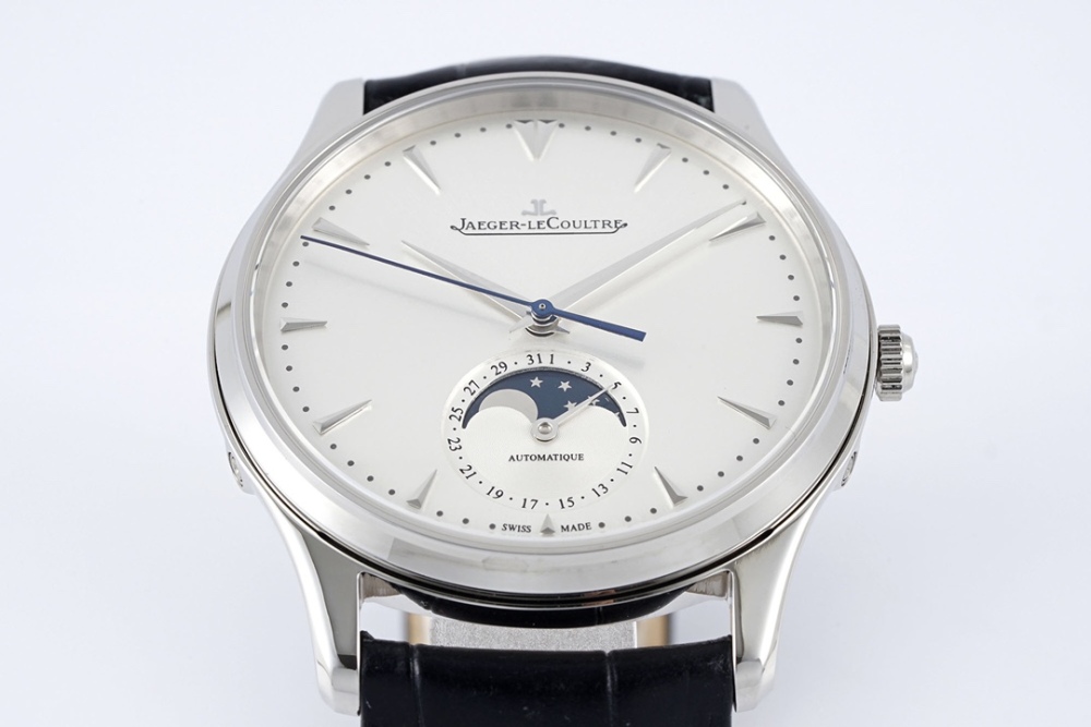 Jaeger LeCoultre Lunar Master collaborates with ultra-thin technology