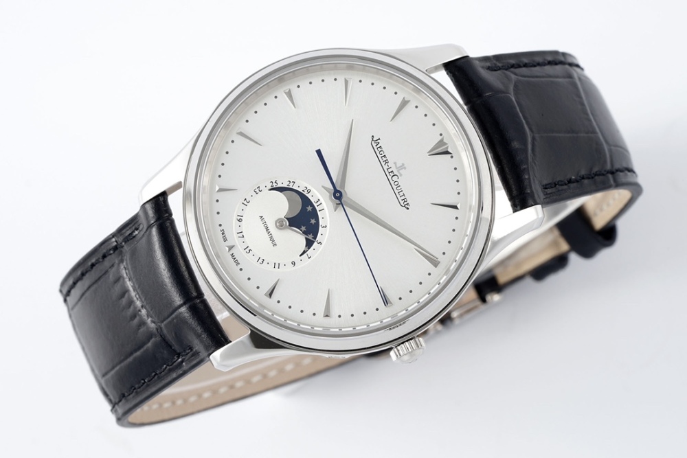 Jaeger LeCoultre Lunar Master collaborates with ultra-thin technology
