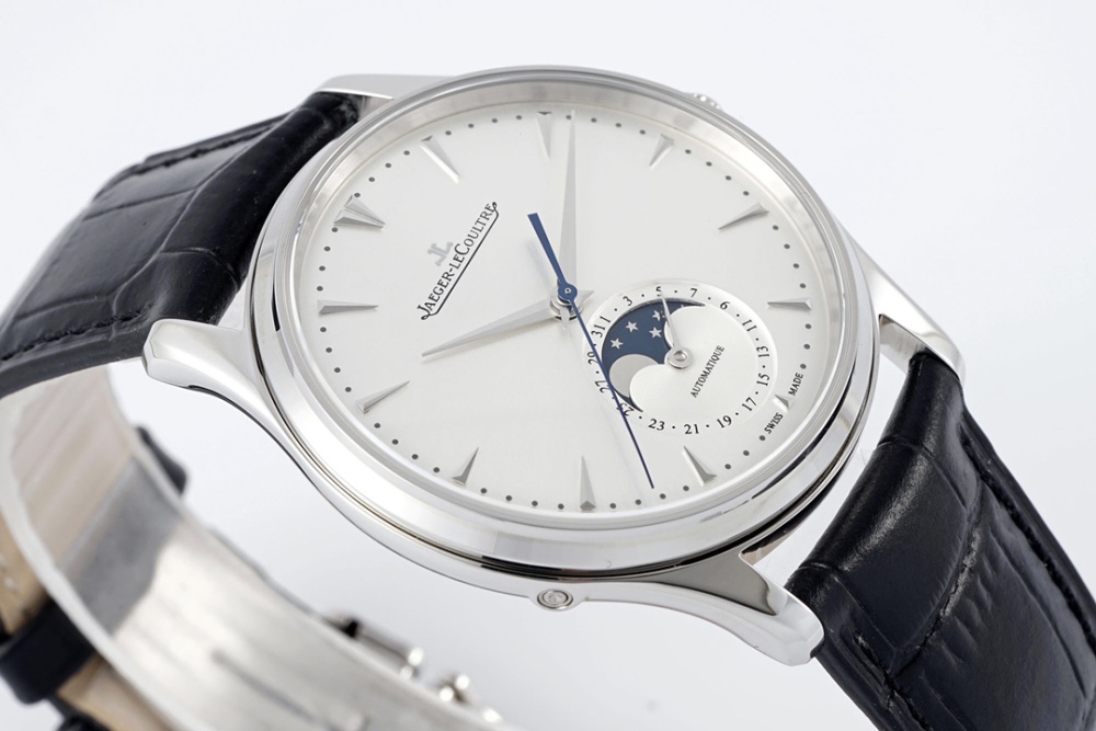 Jaeger LeCoultre Lunar Master collaborates with ultra-thin technology