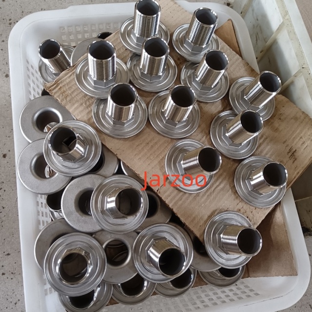 SS304 Pressure Barrel Fitting with Flanged Locking Nut for Water & Chemical Tanks