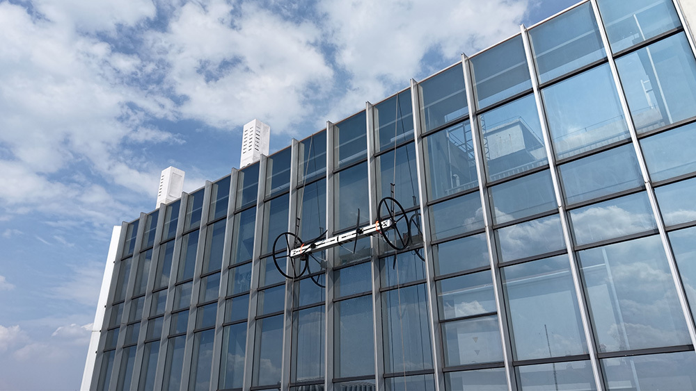 S1 - Obstacle-Crossing Curtain Wall CleanBot