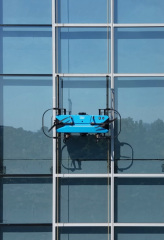 LINGFENG YS-1 - High-altitude curtain wall obstacle-cleaving cleaning robot