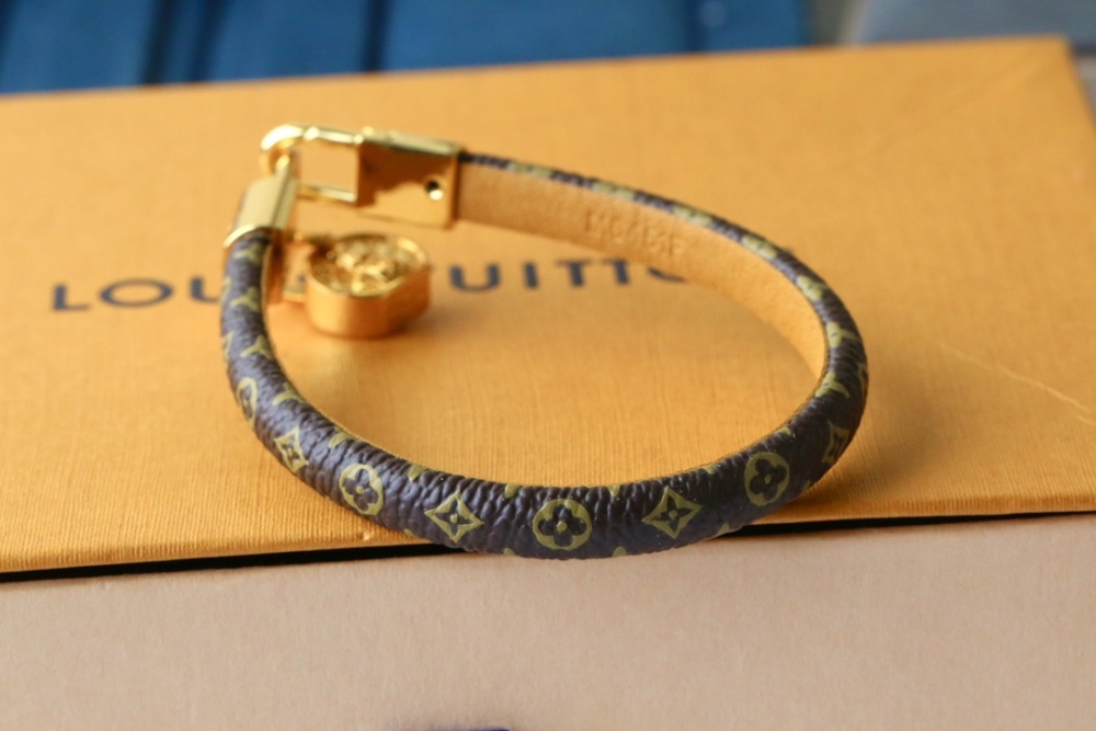 LV bracelet 129