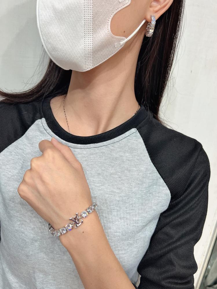 LV bracelet 333