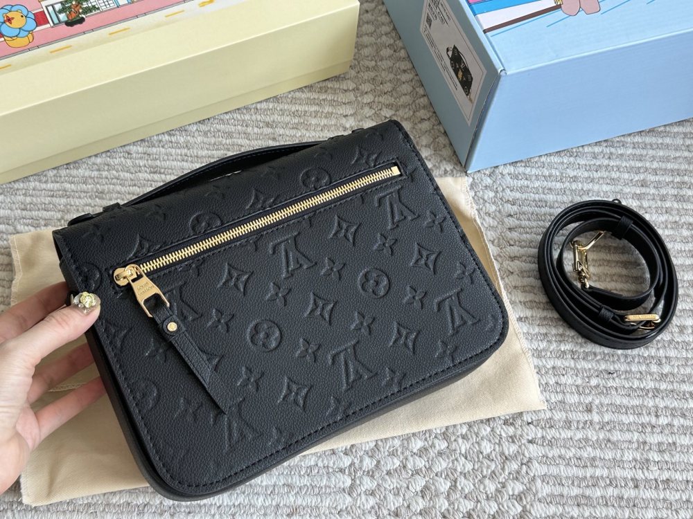 LV bag 1553