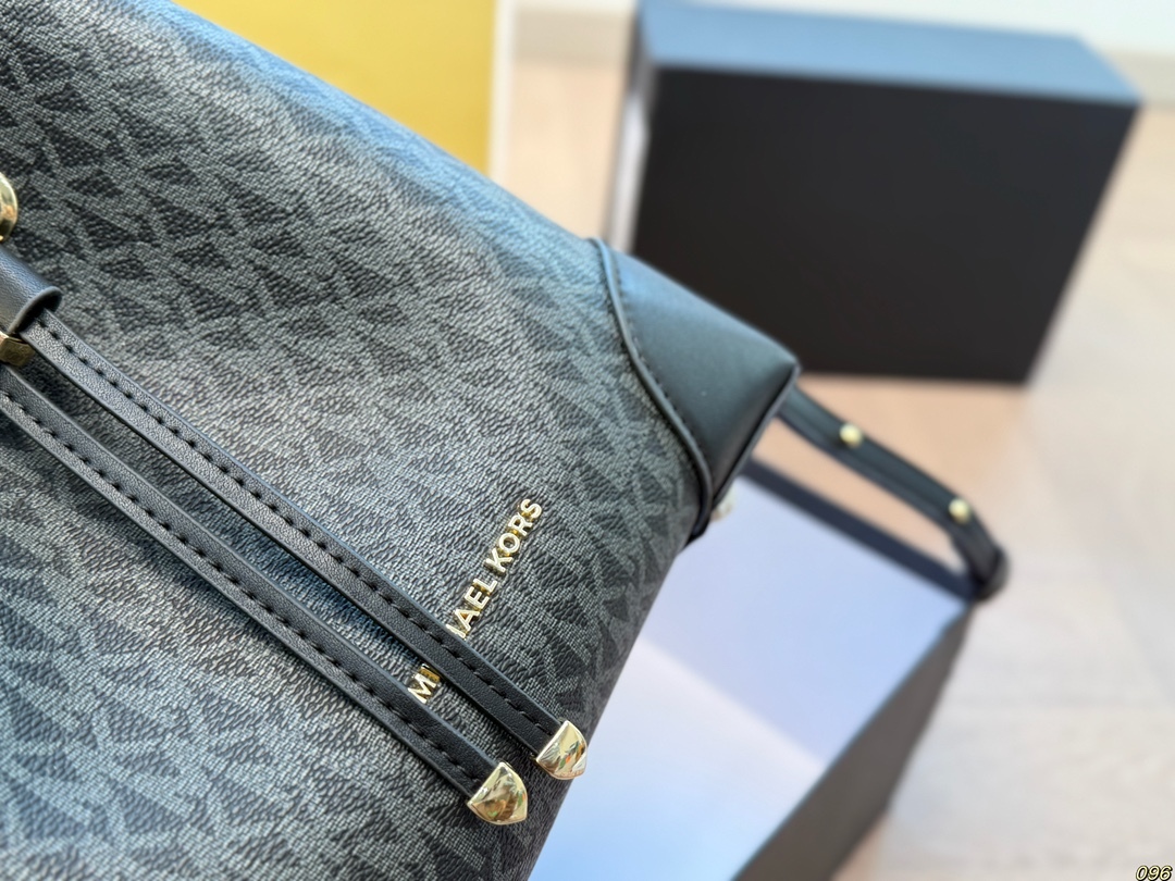 MK Silver Textured Bag 010