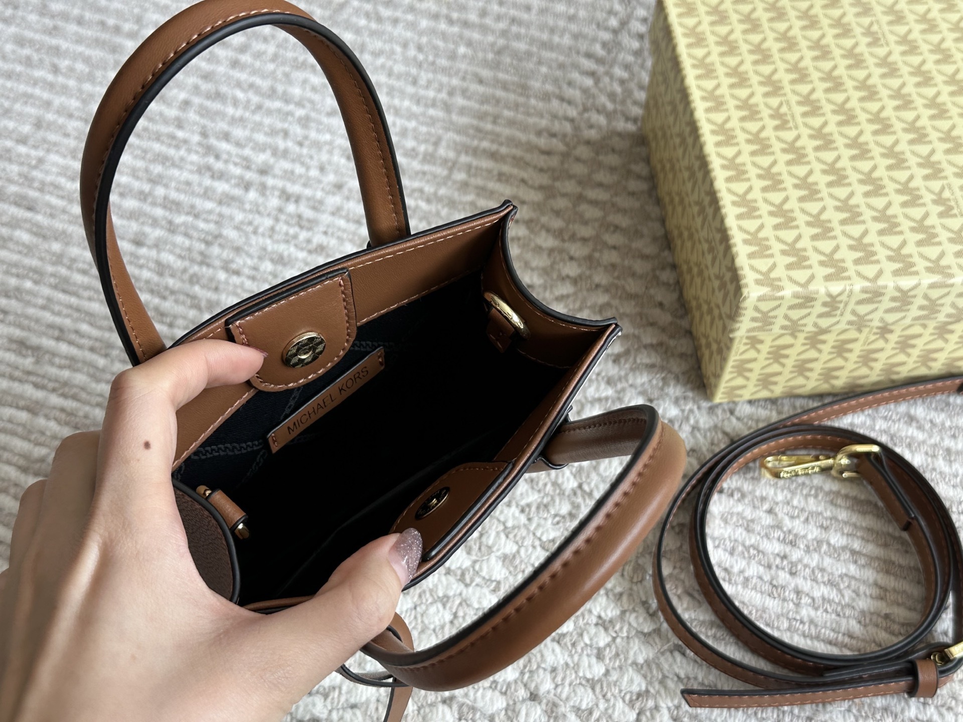 MK Beige Logo-Accented Bag mercer 004
