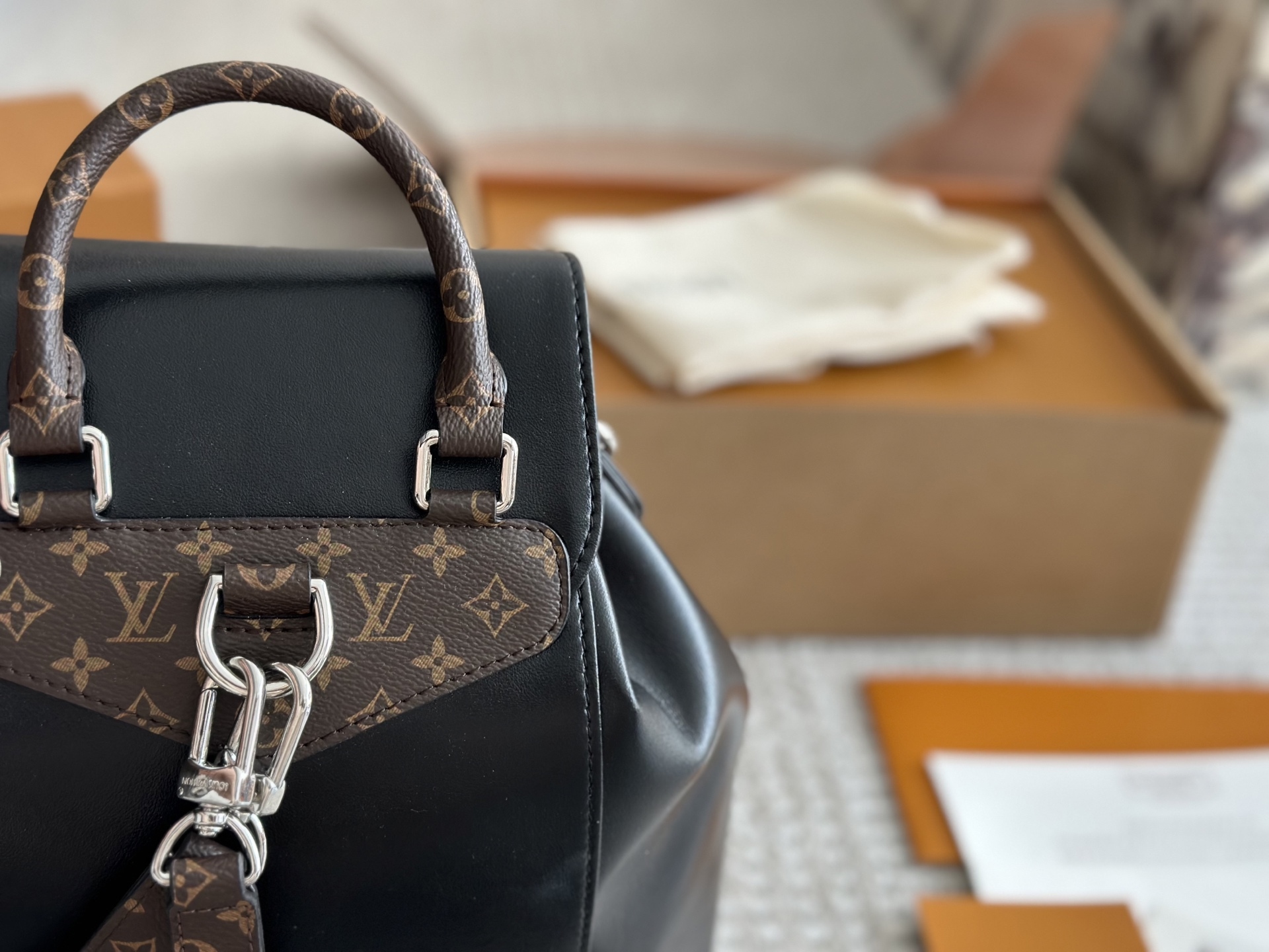 LV Silver Vintage-Inspired Bag 1558