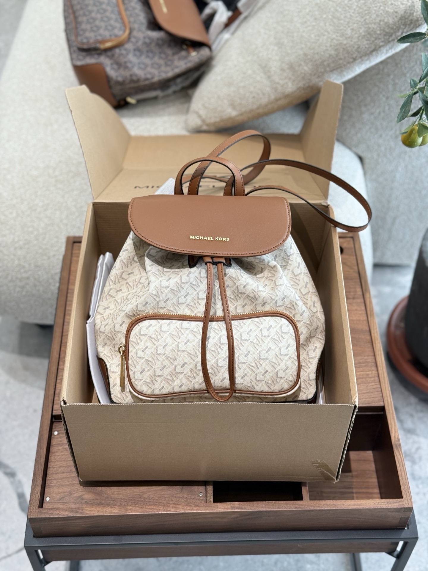 Michael Kors MK Beige Quilted Bag backpack 025