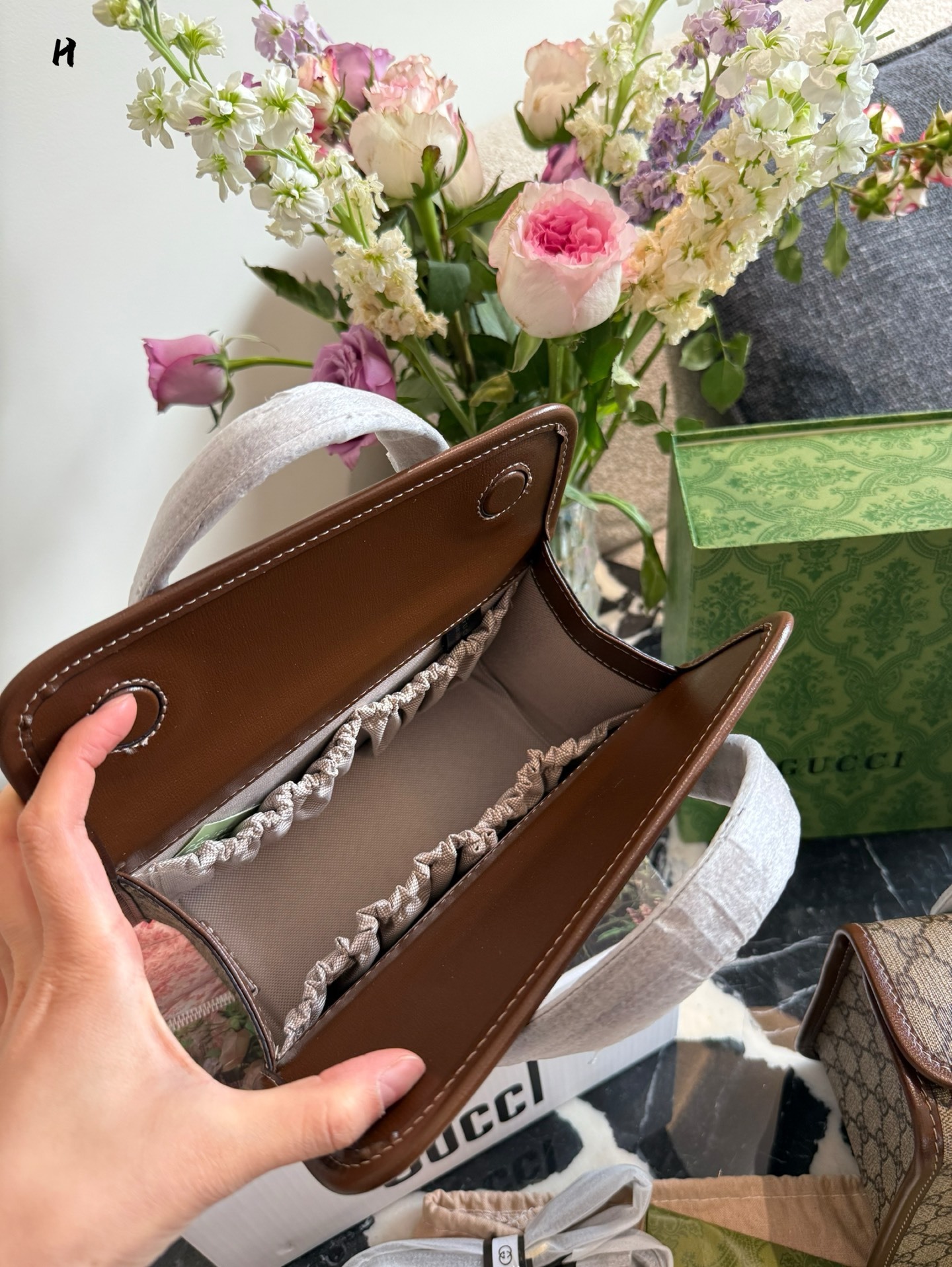 Gucci Beige Vintage-Inspired Bag 555