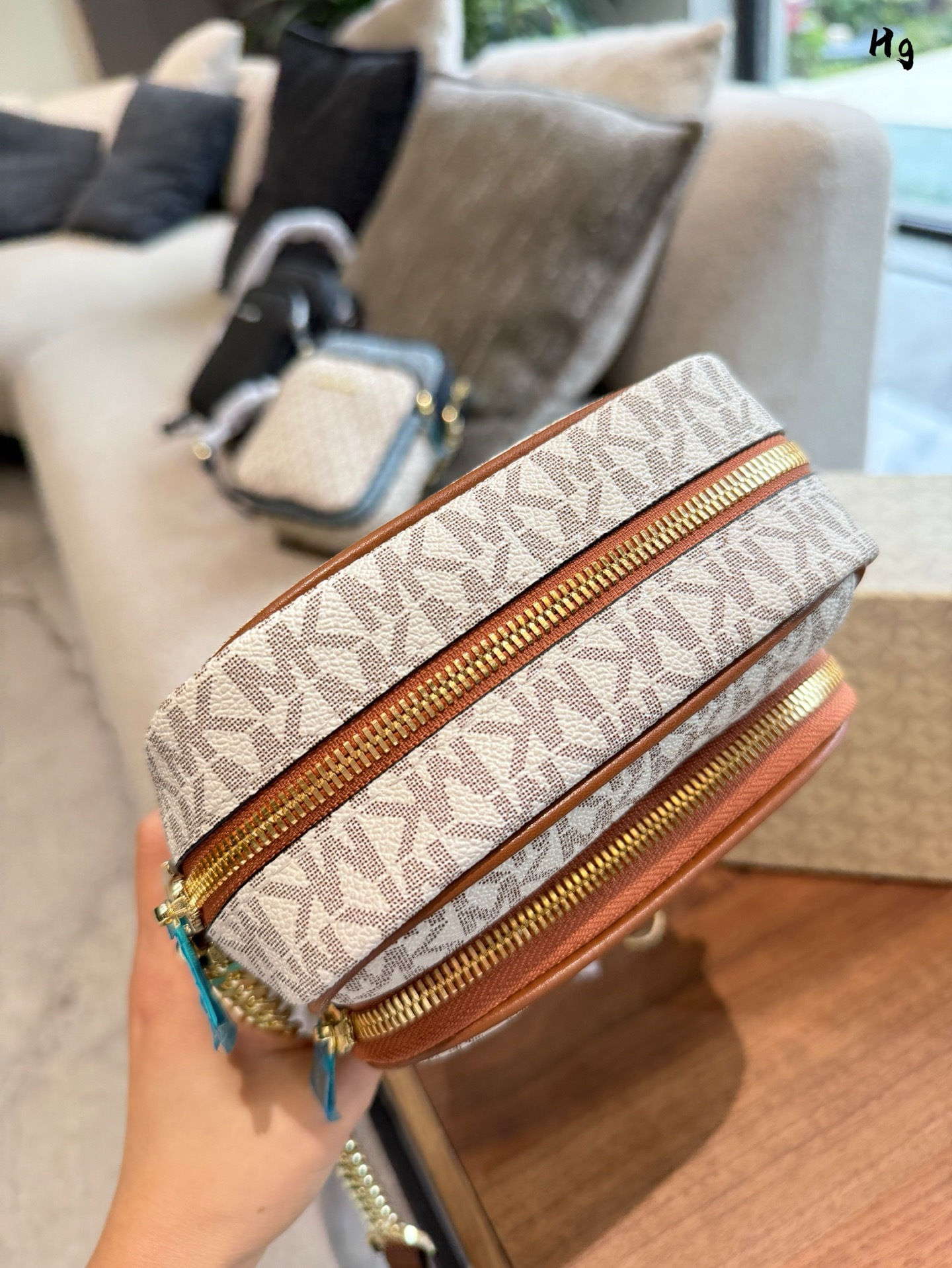 MK bag mercer 00