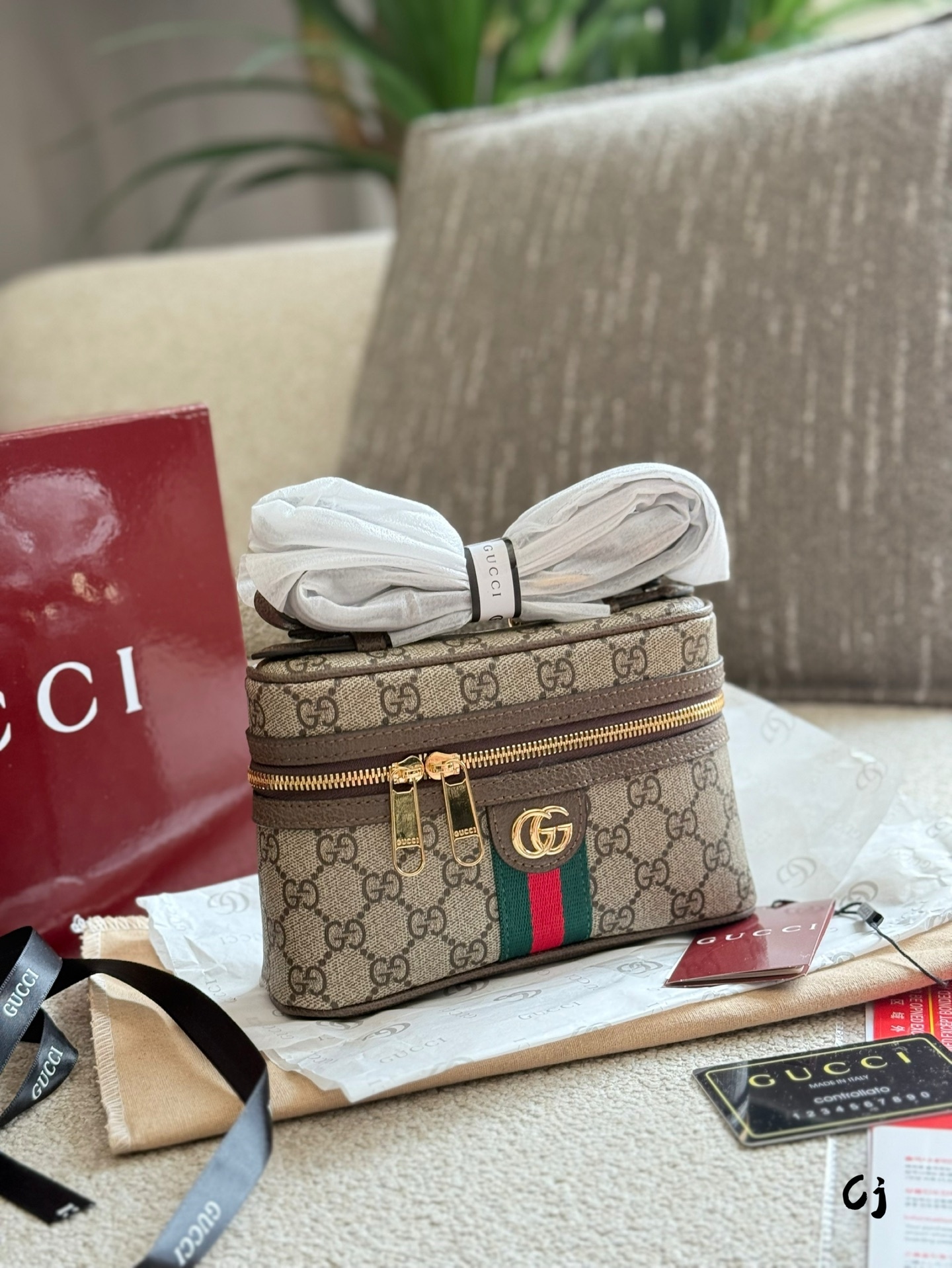 Gucci Silver Vintage-Inspired Bag 536