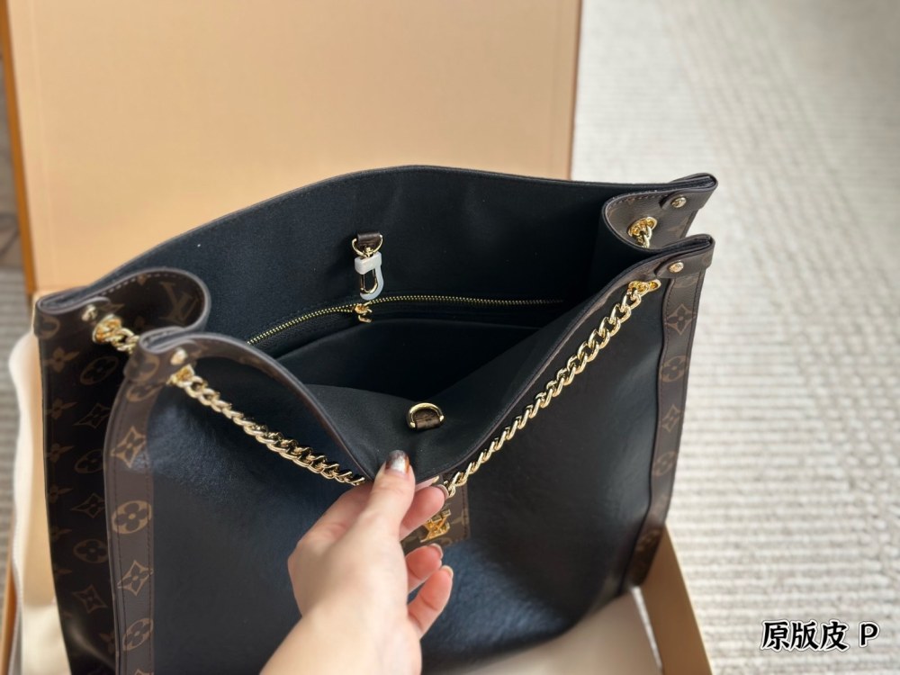 LV Silver Vintage-Inspired Bag 1617