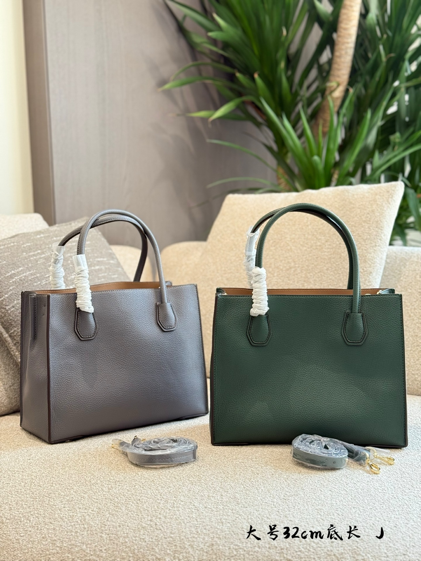 Michael Kors MK Green Logo-Accented Bag 041