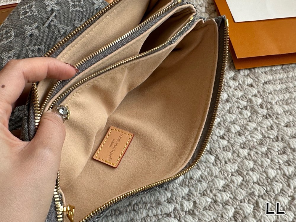 LV Silver Vintage-Inspired Bag 1614