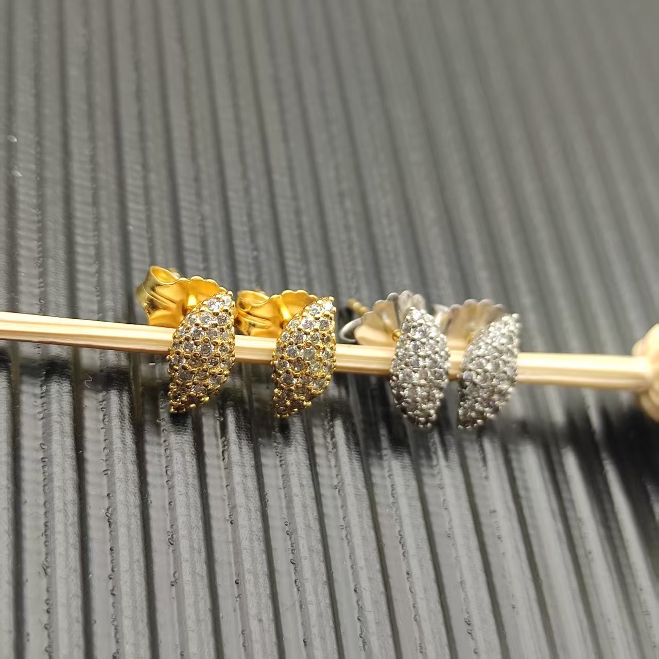 David Yurman Gold Logo-Accented Earrings 238