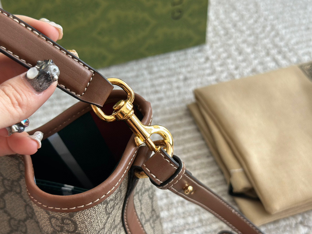 Gucci Silver Quilted Bag 582