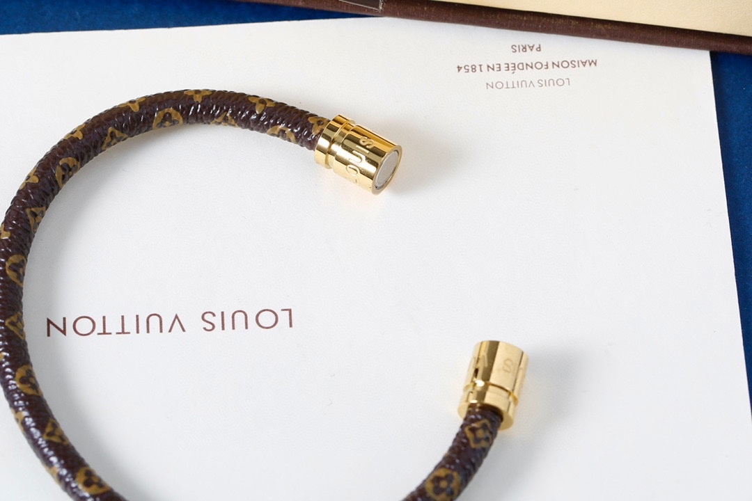 LV bracelet 052