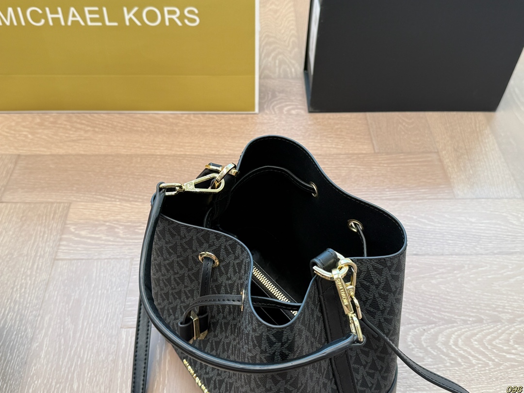 MK Silver Textured Bag 010