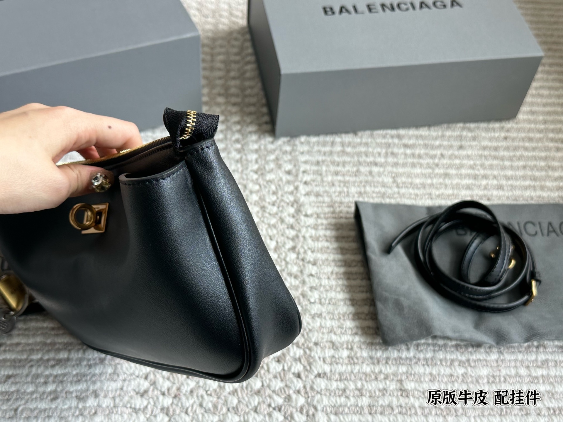 Balenciaga Beige Logo-Accented Bag 059
