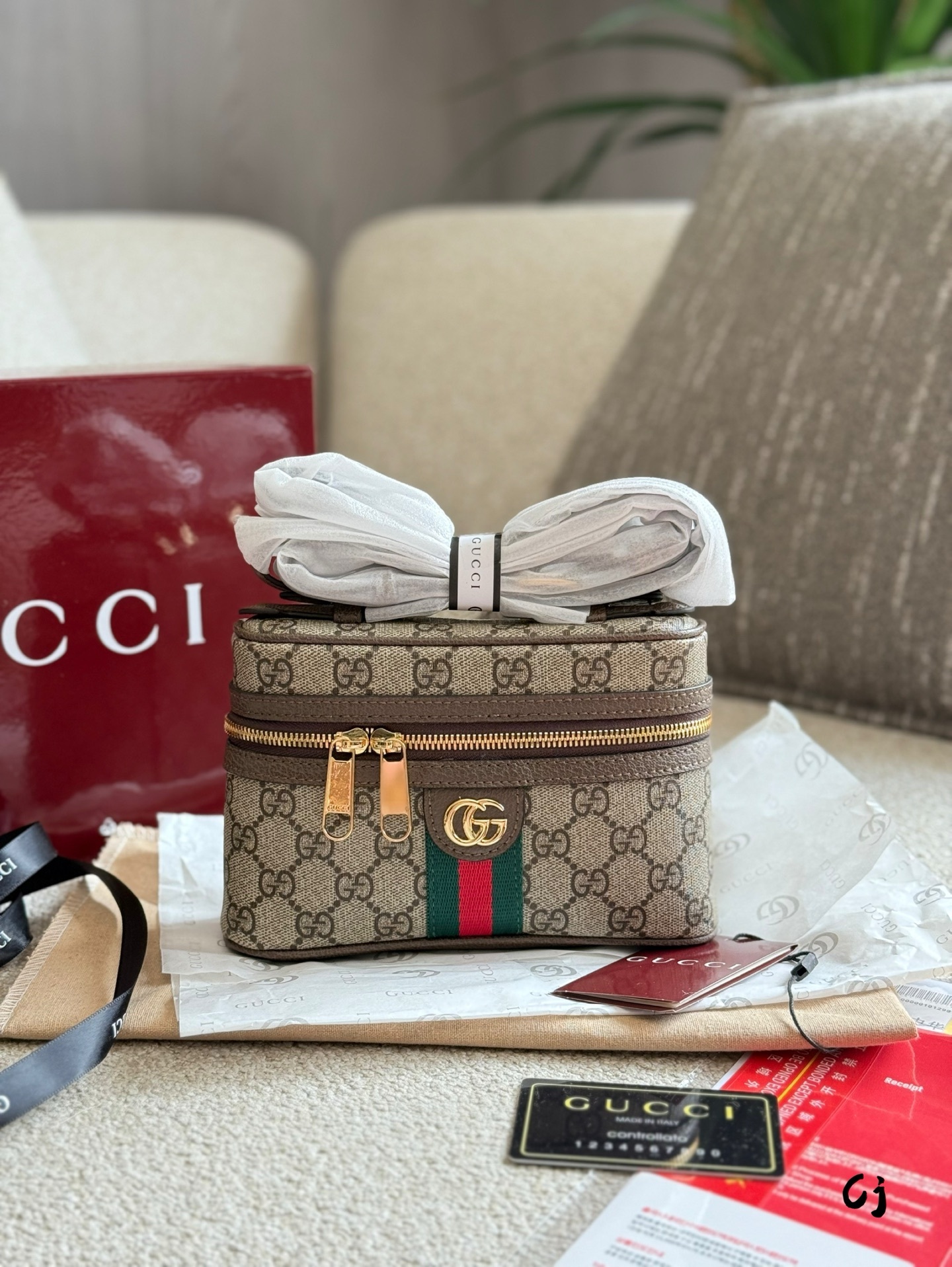 Gucci Silver Vintage-Inspired Bag 536