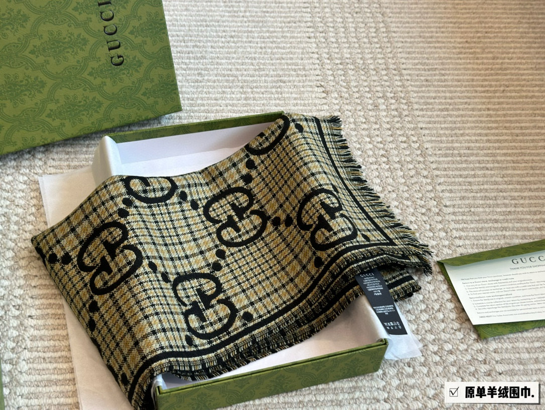 Gucci scarf 579 Beige Quilted Accessory