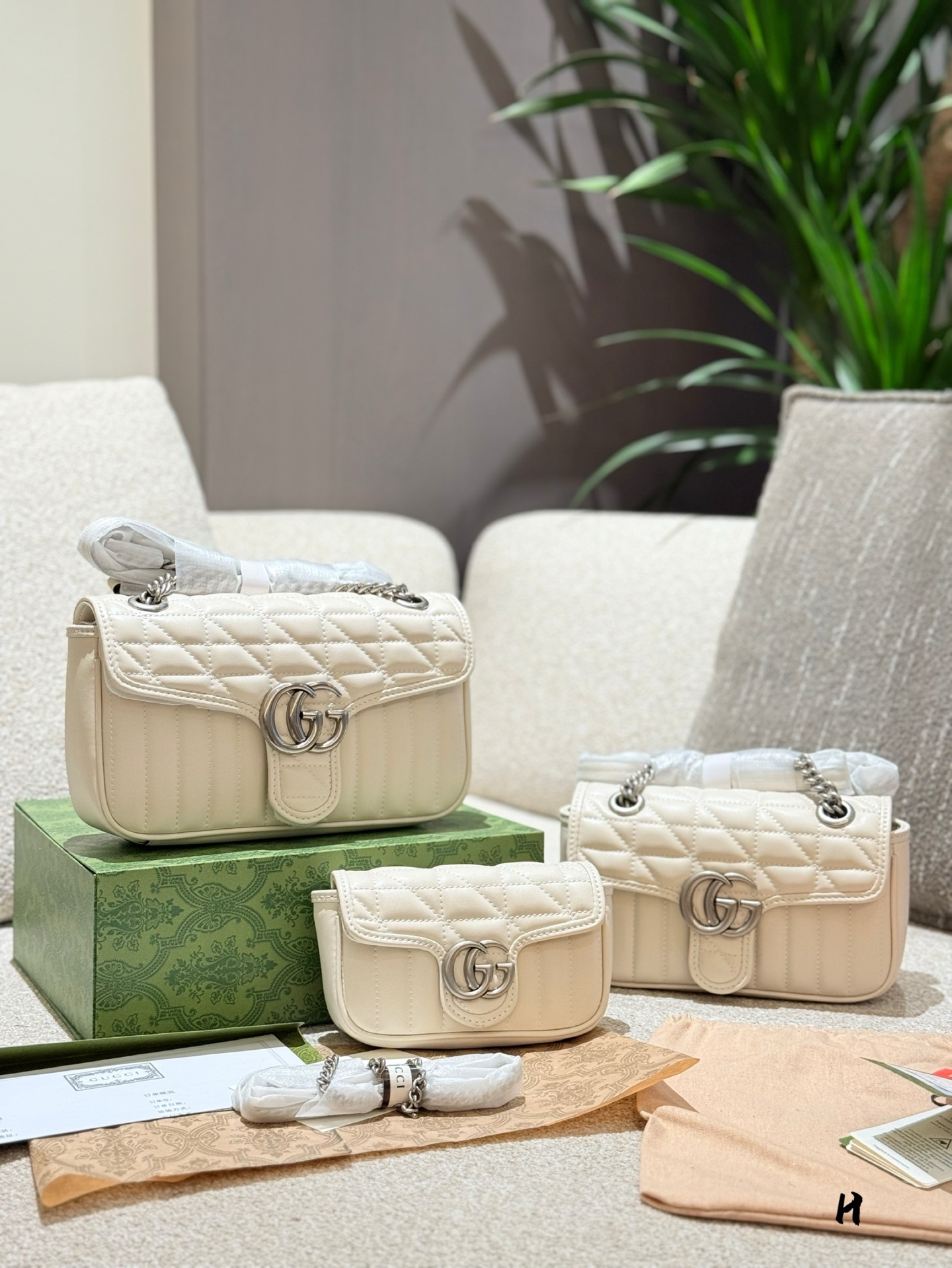 Gucci Silver Logo-Accented Bag 539