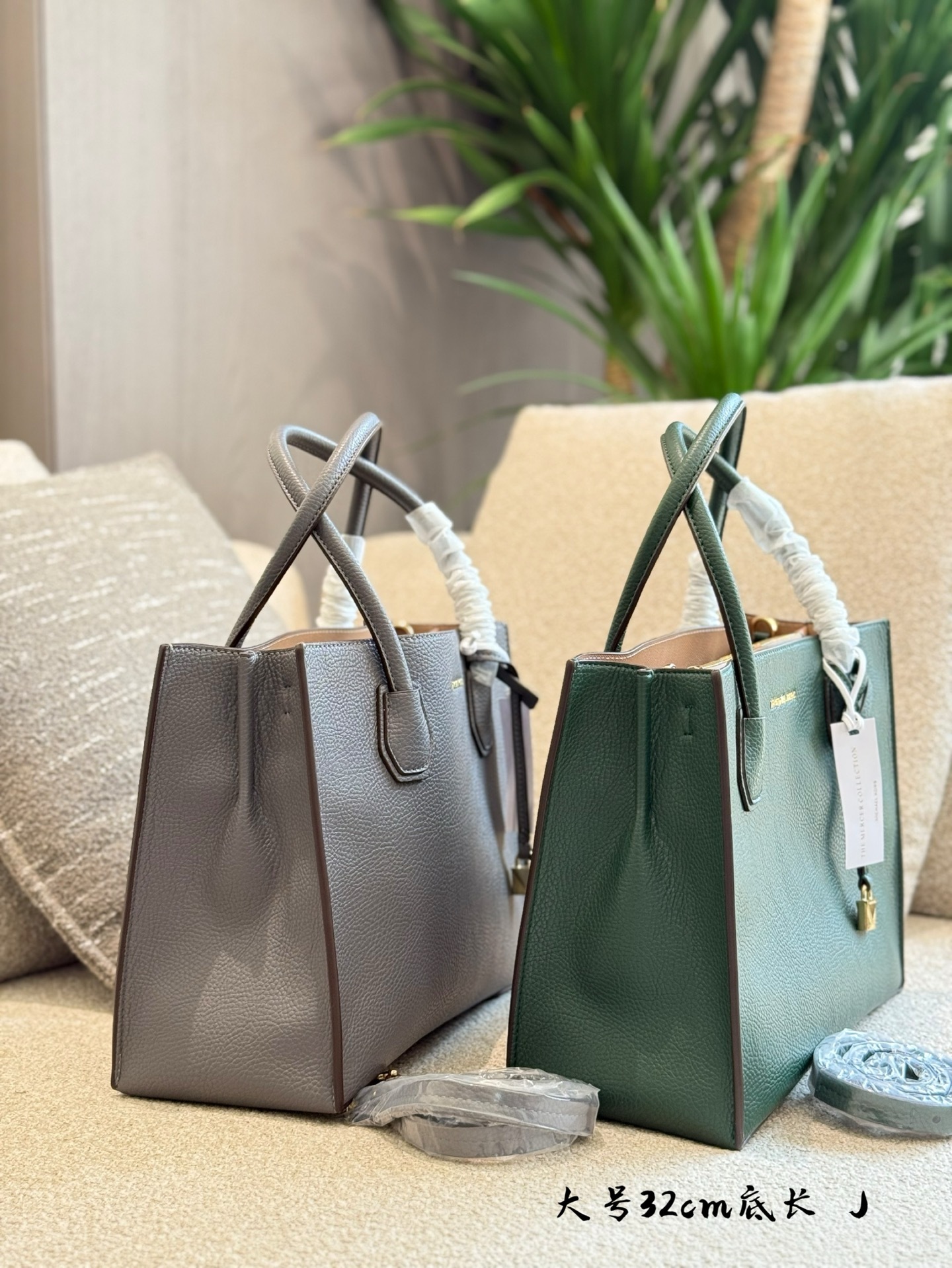 Michael Kors MK Green Logo-Accented Bag 041