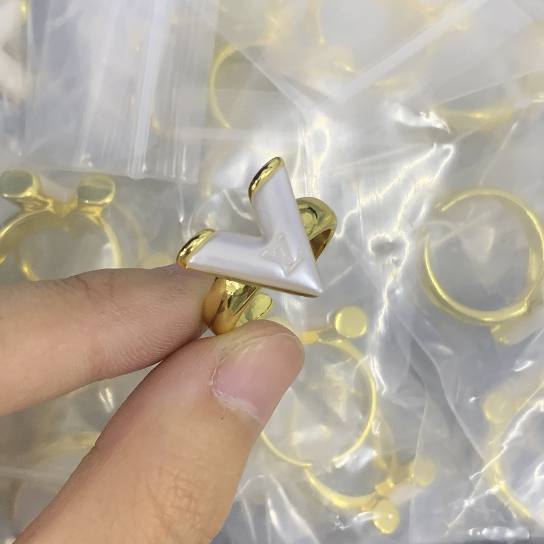 LV Gold Vintage-Inspired Ring 660