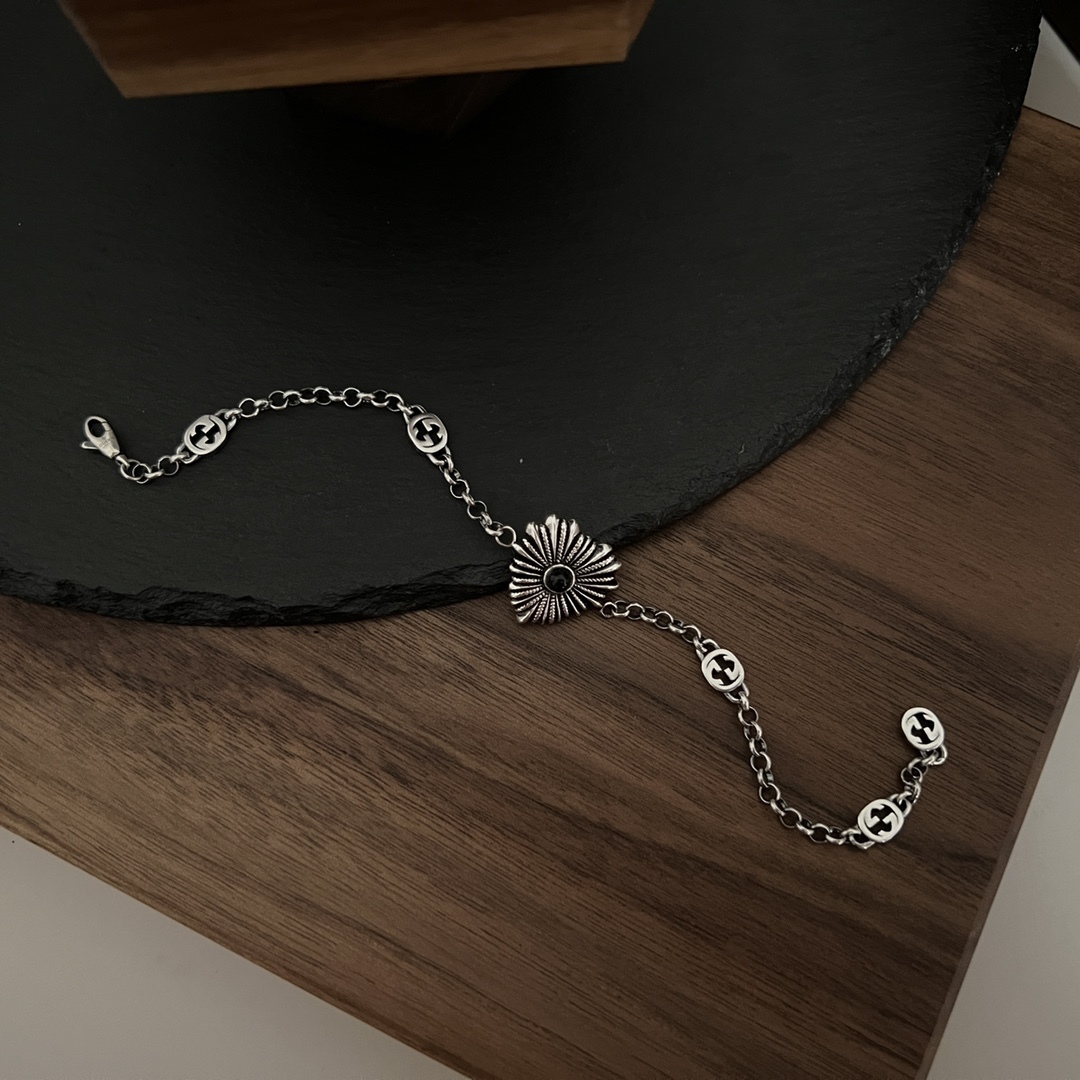Gucci Silver Logo-Accented Bracelet 526