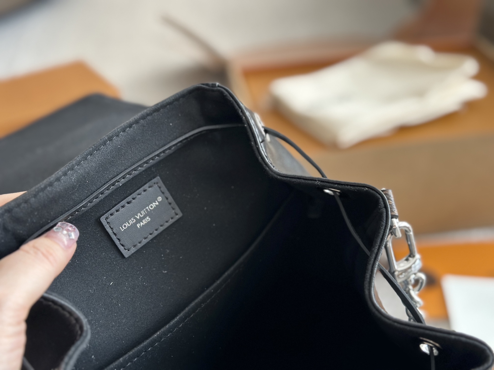 LV Silver Vintage-Inspired Bag 1558